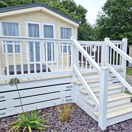 Rosefinch Sleeps 2 Persons-Private Hot Tub-Tranquil Holiday Away From It All Yet Not Far From St Austell- The Holiday Home Has One Bedroom, Living And Dining Area, Equipped Kitchen-Decking-Outdoor Furniture-Fishing Lakes-Non Pet Unit Екстериор снимка