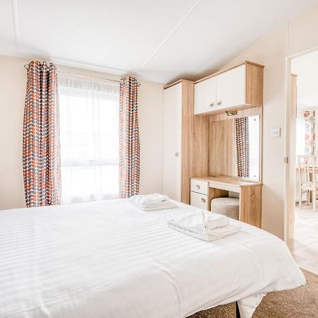 Rosefinch Sleeps 2 Persons-Private Hot Tub-Tranquil Holiday Away From It All Yet Not Far From St Austell- The Holiday Home Has One Bedroom, Living And Dining Area, Equipped Kitchen-Decking-Outdoor Furniture-Fishing Lakes-Non Pet Unit Екстериор снимка
