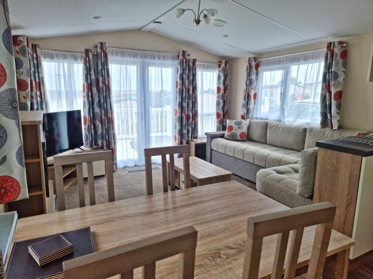 Rosefinch Sleeps 2 Persons-Private Hot Tub-Tranquil Holiday Away From It All Yet Not Far From St Austell- The Holiday Home Has One Bedroom, Living And Dining Area, Equipped Kitchen-Decking-Outdoor Furniture-Fishing Lakes-Non Pet Unit Екстериор снимка