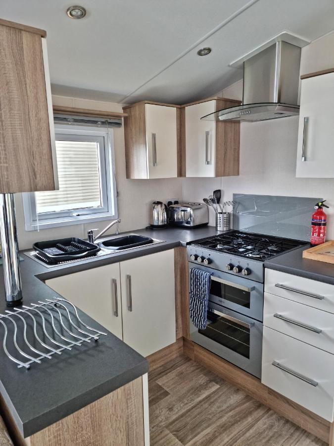 Rosefinch Sleeps 2 Persons-Private Hot Tub-Tranquil Holiday Away From It All Yet Not Far From St Austell- The Holiday Home Has One Bedroom, Living And Dining Area, Equipped Kitchen-Decking-Outdoor Furniture-Fishing Lakes-Non Pet Unit Екстериор снимка