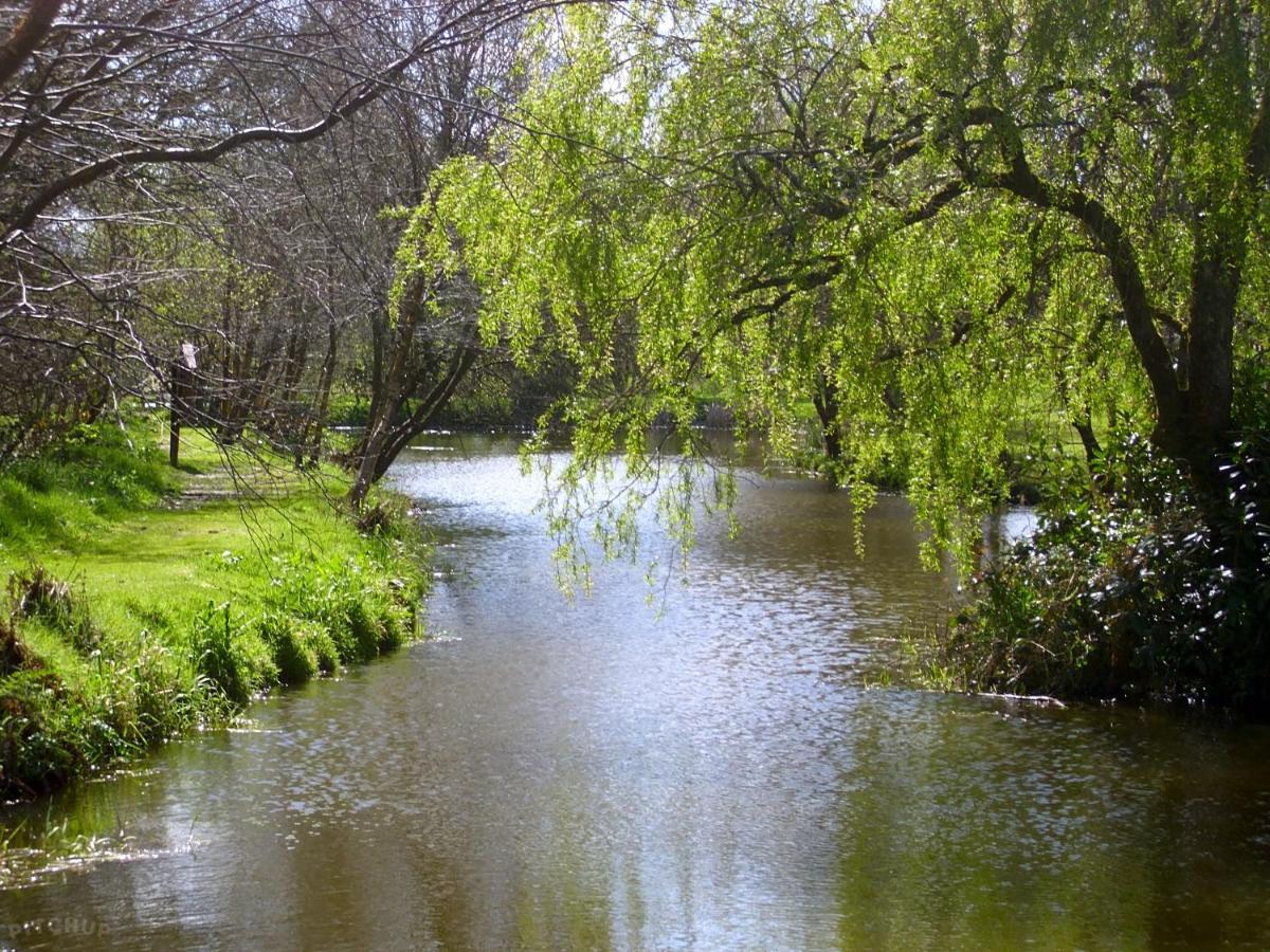Rosefinch Sleeps 2 Persons-Private Hot Tub-Tranquil Holiday Away From It All Yet Not Far From St Austell- The Holiday Home Has One Bedroom, Living And Dining Area, Equipped Kitchen-Decking-Outdoor Furniture-Fishing Lakes-Non Pet Unit Екстериор снимка
