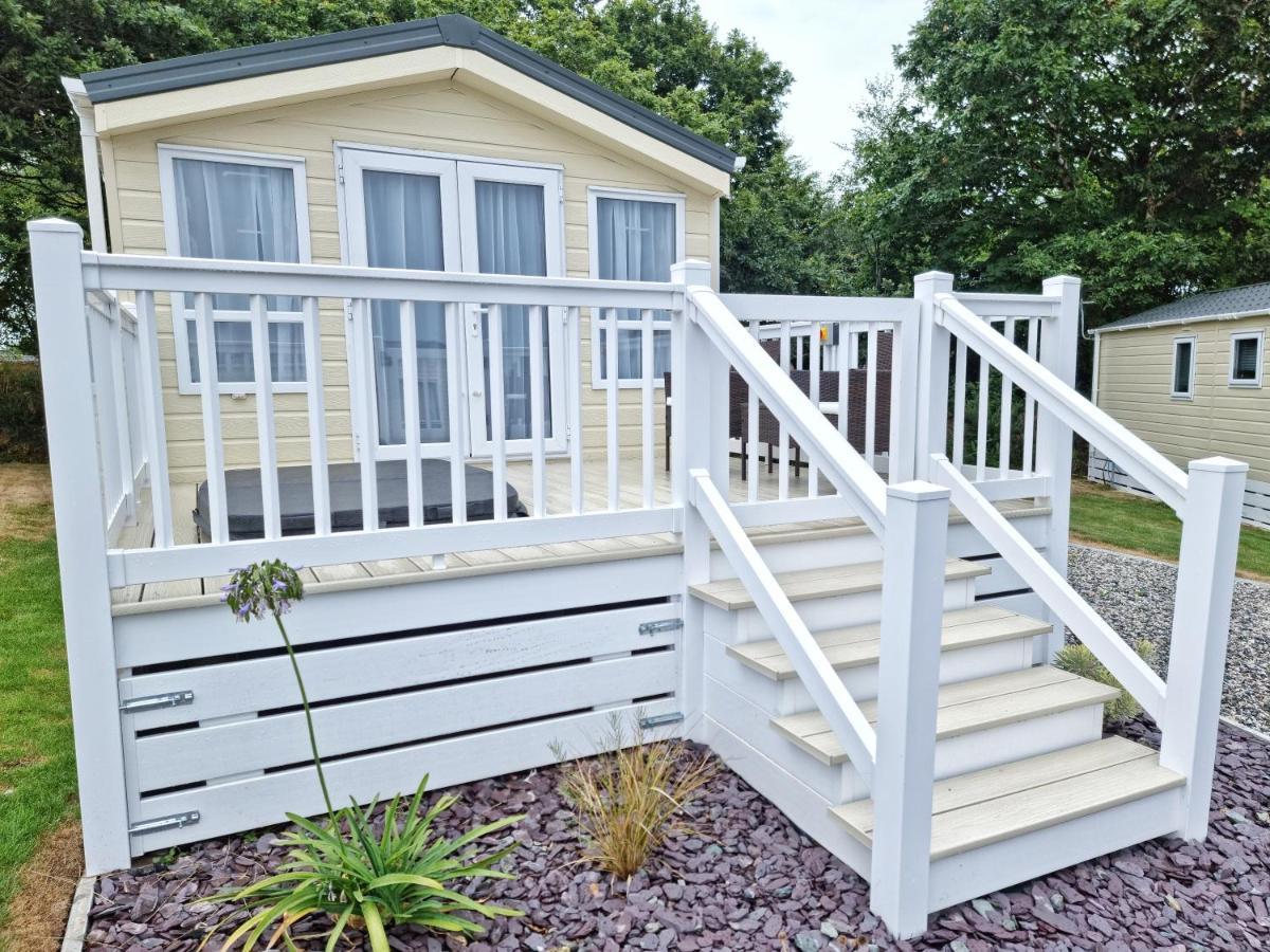Rosefinch Sleeps 2 Persons-Private Hot Tub-Tranquil Holiday Away From It All Yet Not Far From St Austell- The Holiday Home Has One Bedroom, Living And Dining Area, Equipped Kitchen-Decking-Outdoor Furniture-Fishing Lakes-Non Pet Unit Екстериор снимка