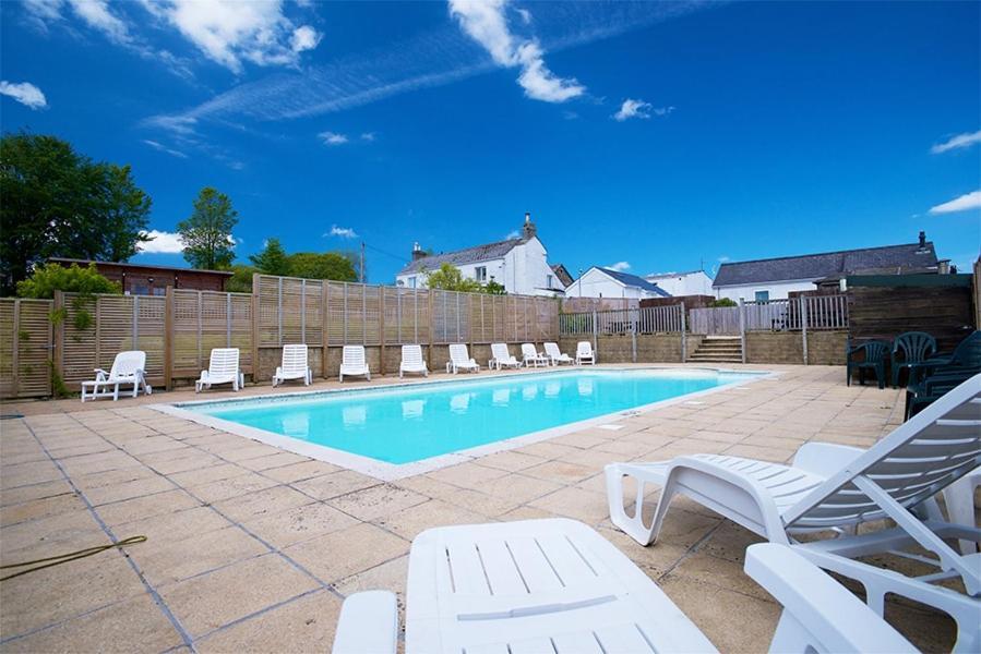 Rosefinch Sleeps 2 Persons-Private Hot Tub-Tranquil Holiday Away From It All Yet Not Far From St Austell- The Holiday Home Has One Bedroom, Living And Dining Area, Equipped Kitchen-Decking-Outdoor Furniture-Fishing Lakes-Non Pet Unit Екстериор снимка