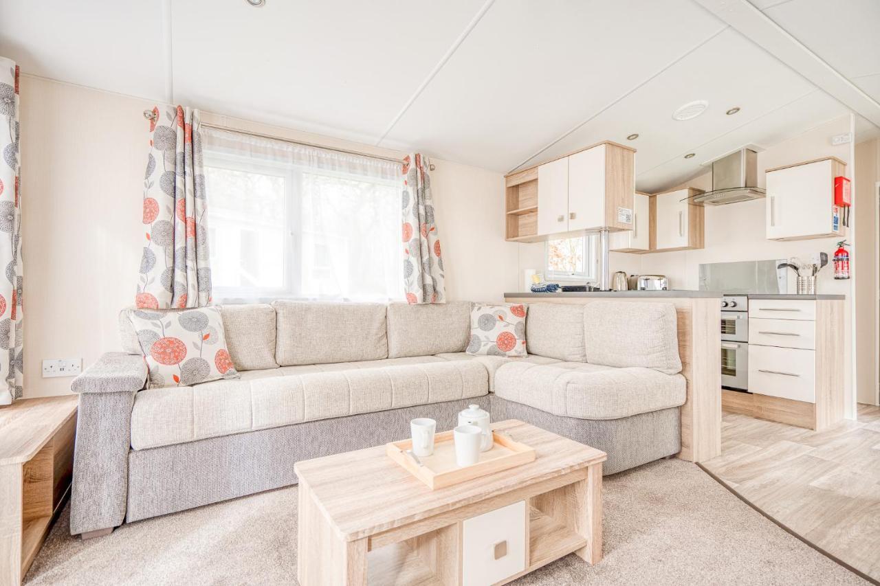 Rosefinch Sleeps 2 Persons-Private Hot Tub-Tranquil Holiday Away From It All Yet Not Far From St Austell- The Holiday Home Has One Bedroom, Living And Dining Area, Equipped Kitchen-Decking-Outdoor Furniture-Fishing Lakes-Non Pet Unit Екстериор снимка