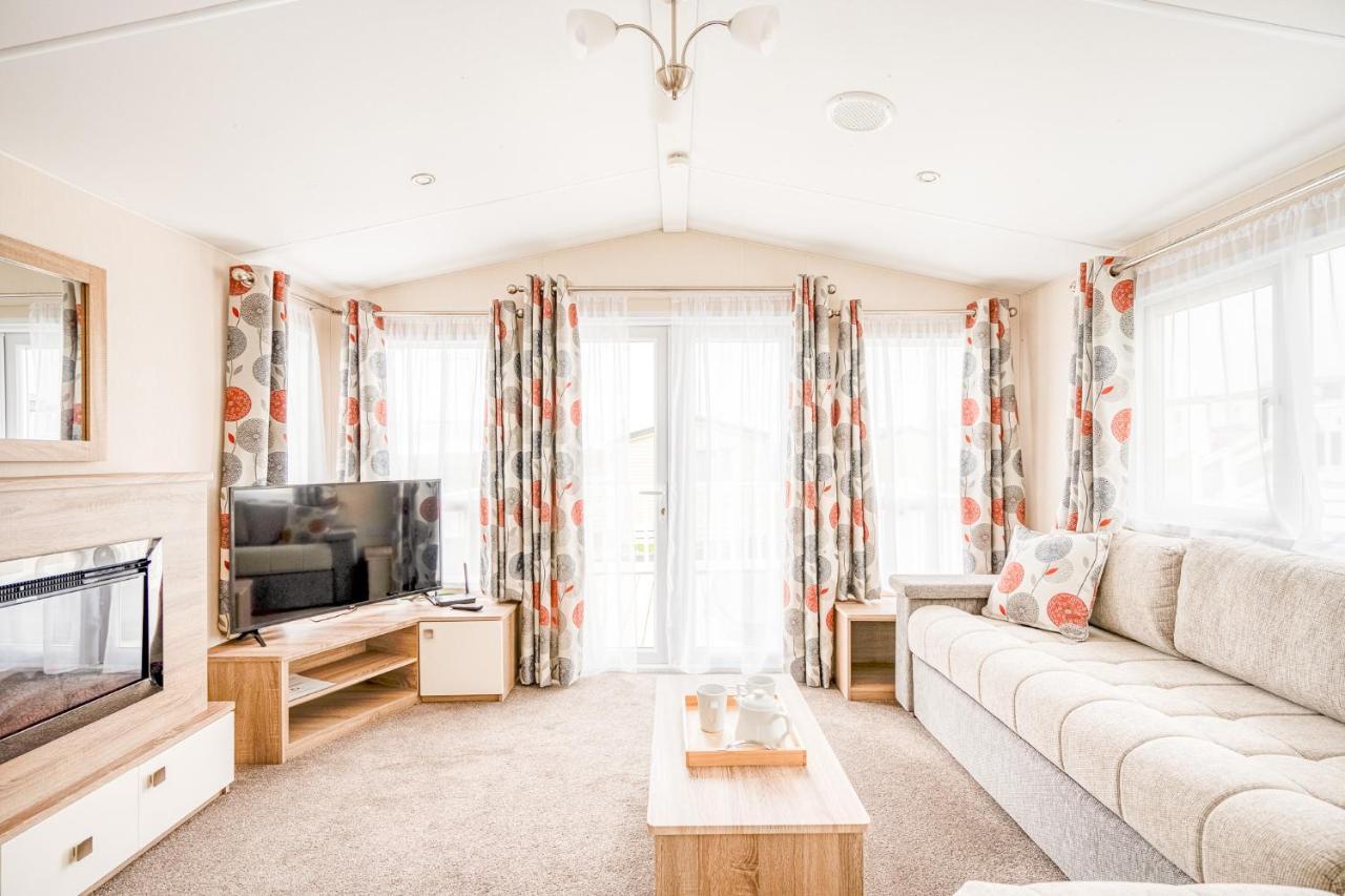 Rosefinch Sleeps 2 Persons-Private Hot Tub-Tranquil Holiday Away From It All Yet Not Far From St Austell- The Holiday Home Has One Bedroom, Living And Dining Area, Equipped Kitchen-Decking-Outdoor Furniture-Fishing Lakes-Non Pet Unit Екстериор снимка