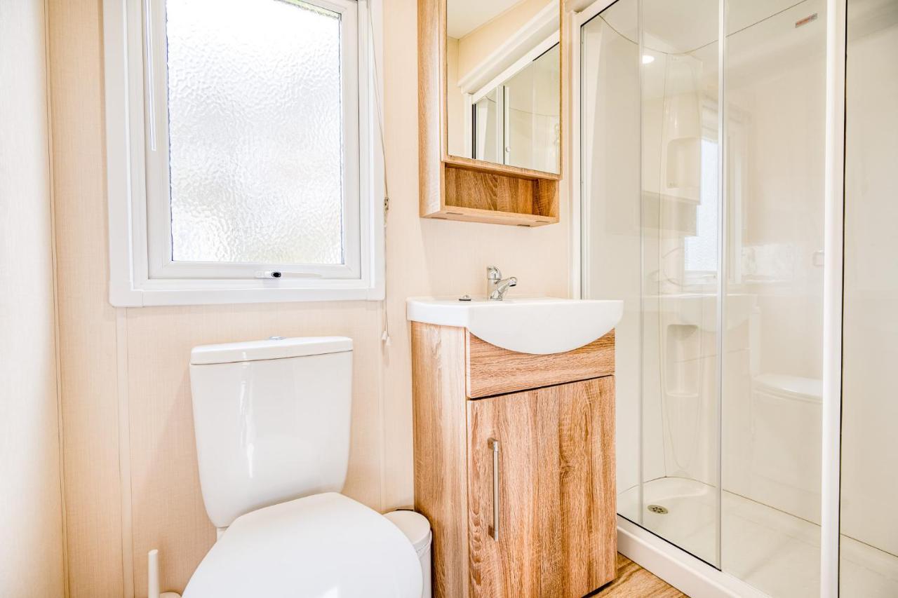 Rosefinch Sleeps 2 Persons-Private Hot Tub-Tranquil Holiday Away From It All Yet Not Far From St Austell- The Holiday Home Has One Bedroom, Living And Dining Area, Equipped Kitchen-Decking-Outdoor Furniture-Fishing Lakes-Non Pet Unit Екстериор снимка