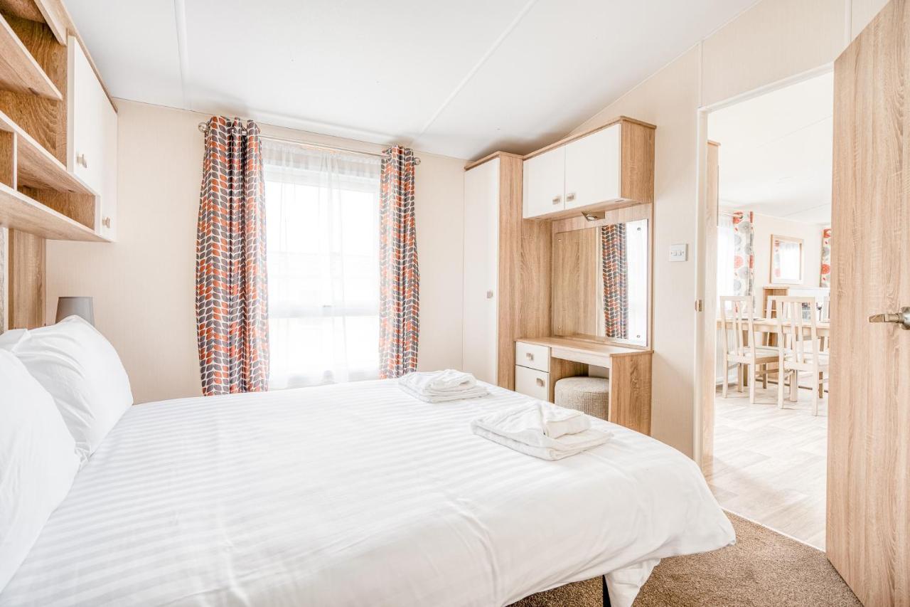 Rosefinch Sleeps 2 Persons-Private Hot Tub-Tranquil Holiday Away From It All Yet Not Far From St Austell- The Holiday Home Has One Bedroom, Living And Dining Area, Equipped Kitchen-Decking-Outdoor Furniture-Fishing Lakes-Non Pet Unit Екстериор снимка